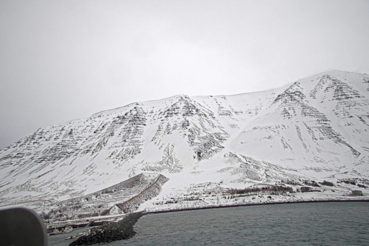 Flateyri er beskyttet av skredvoll. Nå overvåker Cautus Geo fjellsiden på begge sider av stedet.