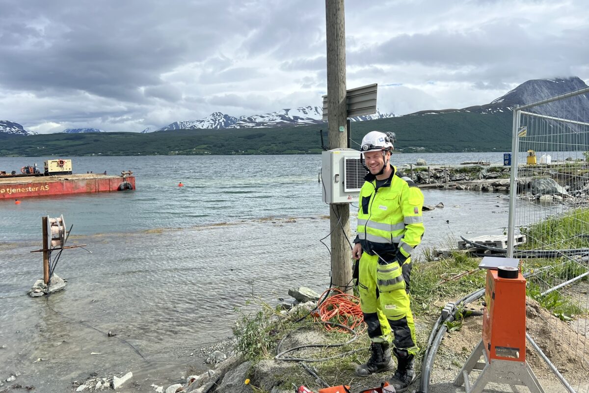Prosjektleder Mathias Skaar Strand i Cautus Geo har kontroll på poretrykk, inklinometre, dataloggere og turbiditet i overvåkingen på Bergneset Havn i Balsfjord.