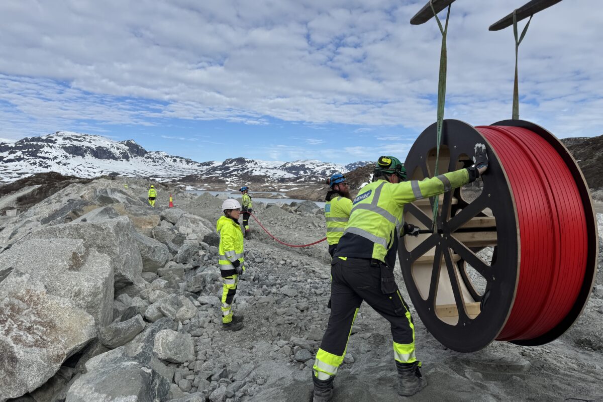 Over to kilometer fiber overvåker mulige lekkasjer fra de nye kraftdammene. 