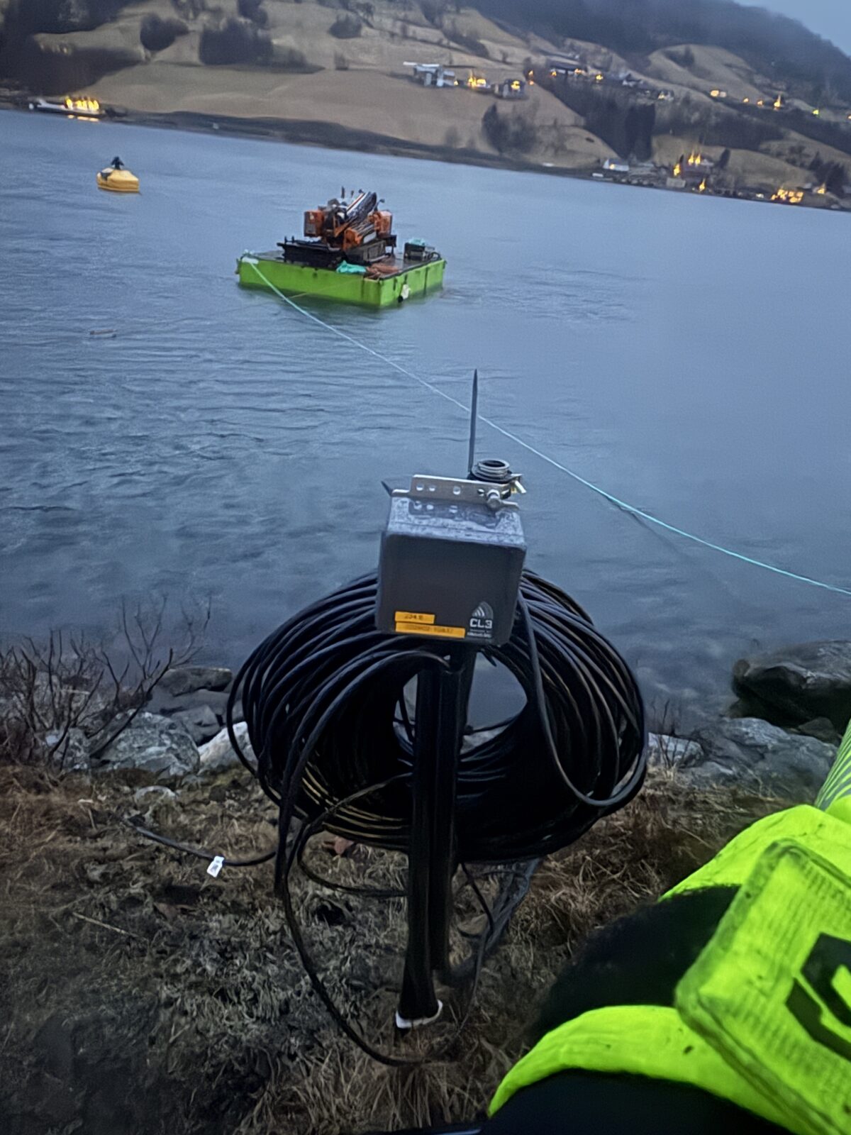 Overvåker utfylling og bro i Olden