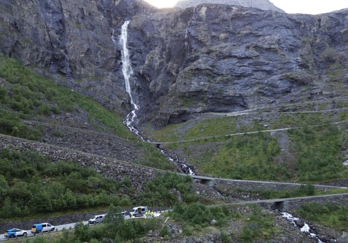 Mye løs stein i porøst fjell – nå skal Møre og Romsdal fylkeskommune få til  bedre varig sikring. 