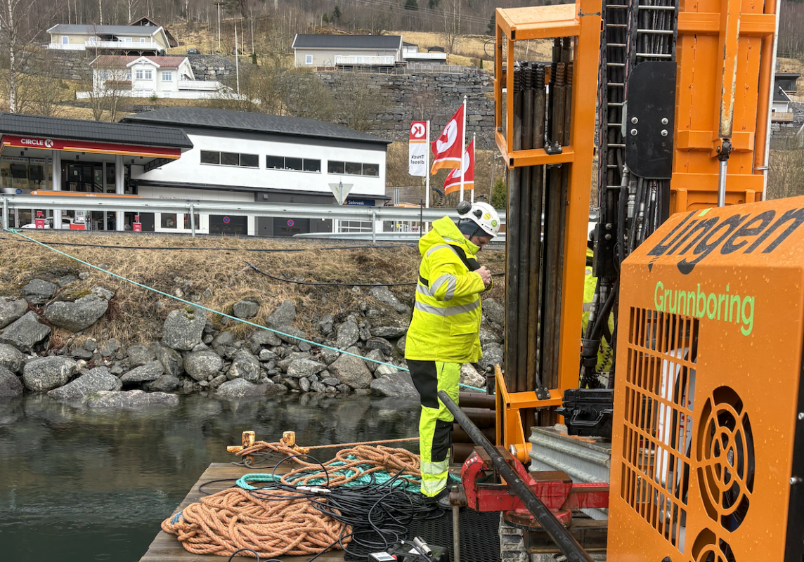 Poretrykksmålerne er installert på ulike dybder under sjøbunn i Nordfjord. 