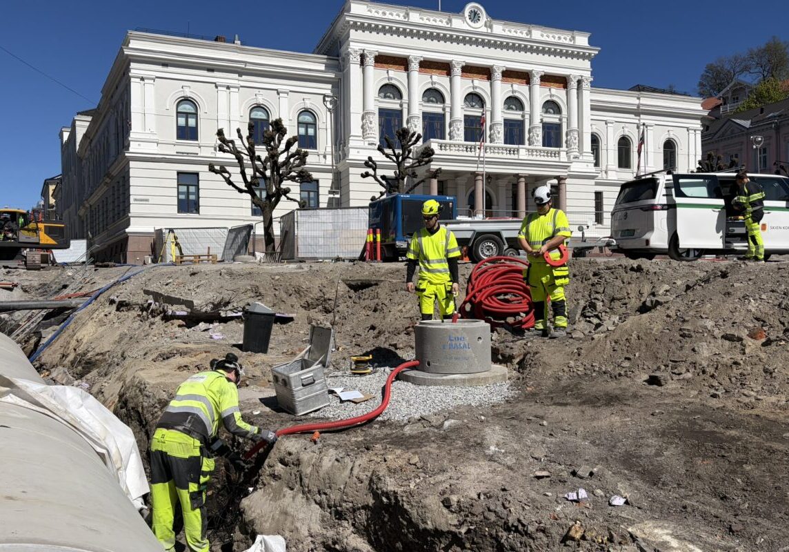 Arkeologiske undersøkelser skjer i kjernen av byen, her fra torvet foran Ibsen-museet. (Foto: Arkeolog Kristine Ødeby Haugan, NIKU – Norsk institutt for kulturminneforskning)