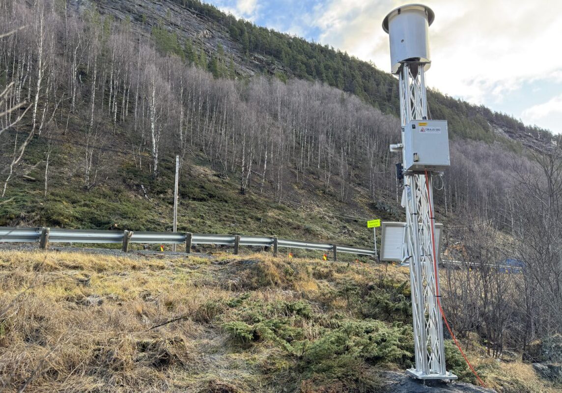 Overvåker rasutsatt fjellparti.