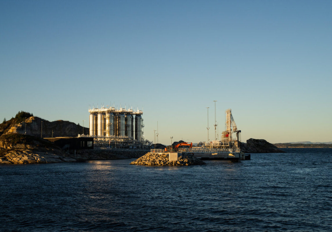 Karbonfangsanlegget i Øygarden er mottaksanlegg. Lagringen skjer dypt under havbunnen. Det utvidede anlegget skal stå klart i løpet av 2027. (Foto: Thorstein Lund, Equinor)